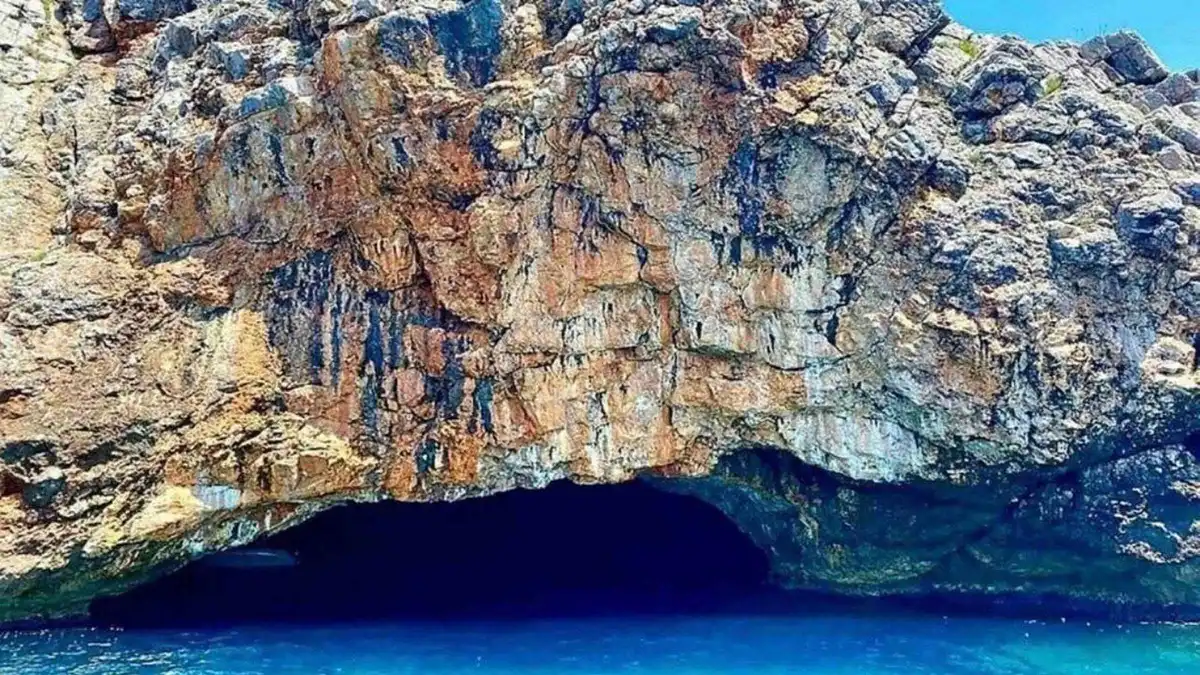 Speedboat approaching the Blue Cave on a Bay of Kotor boat tour from Kotor